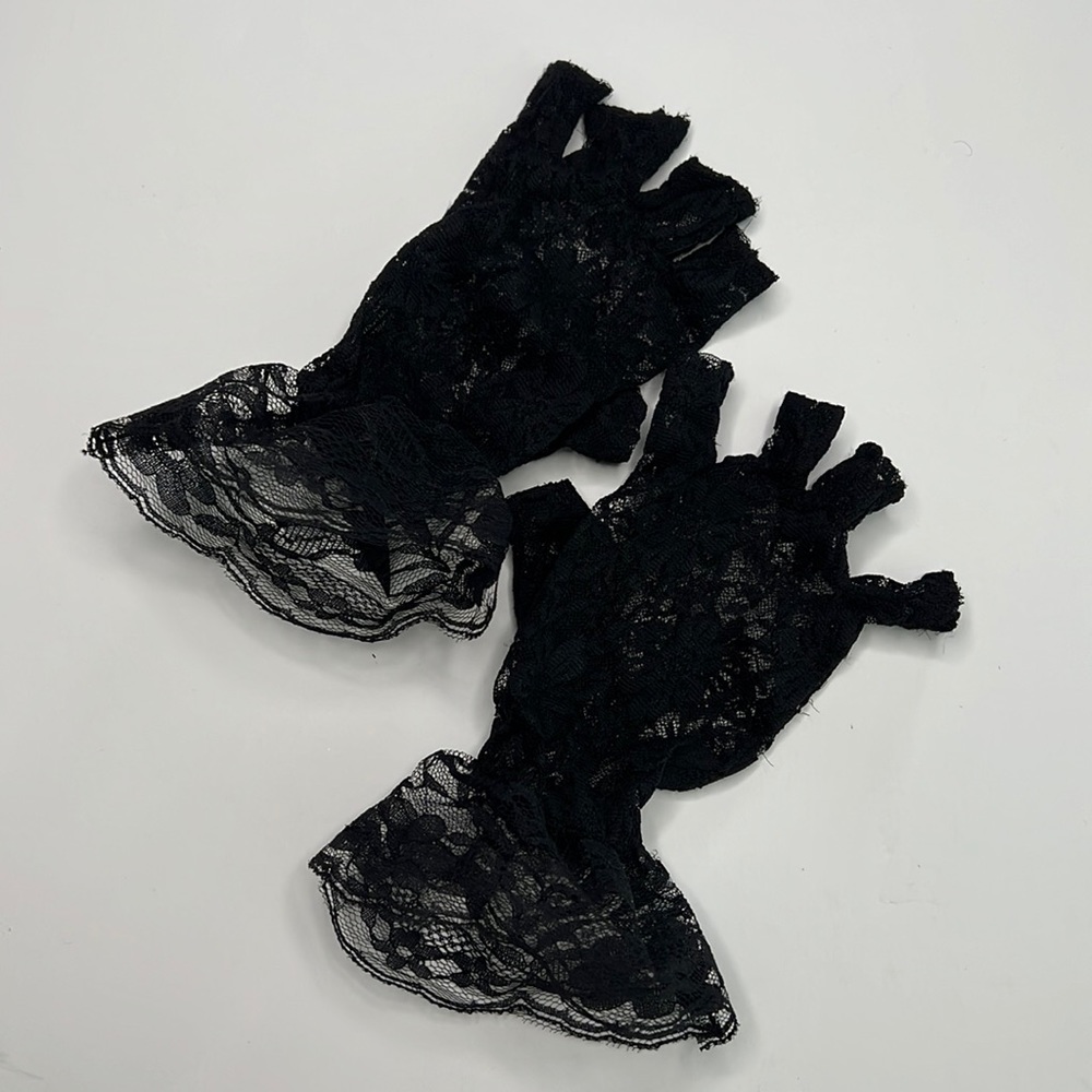 BLACK LACE FINGERLESS GLOVES
